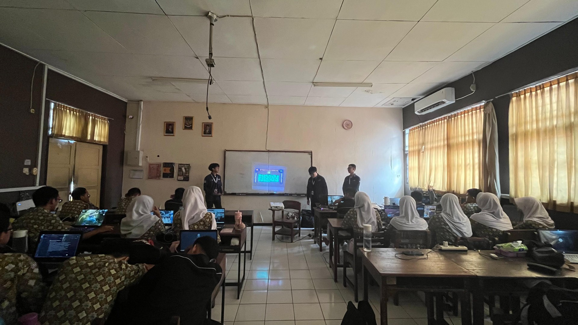 Pelatihan game development kepada peserta didik SMK Negeri 8 Semarang